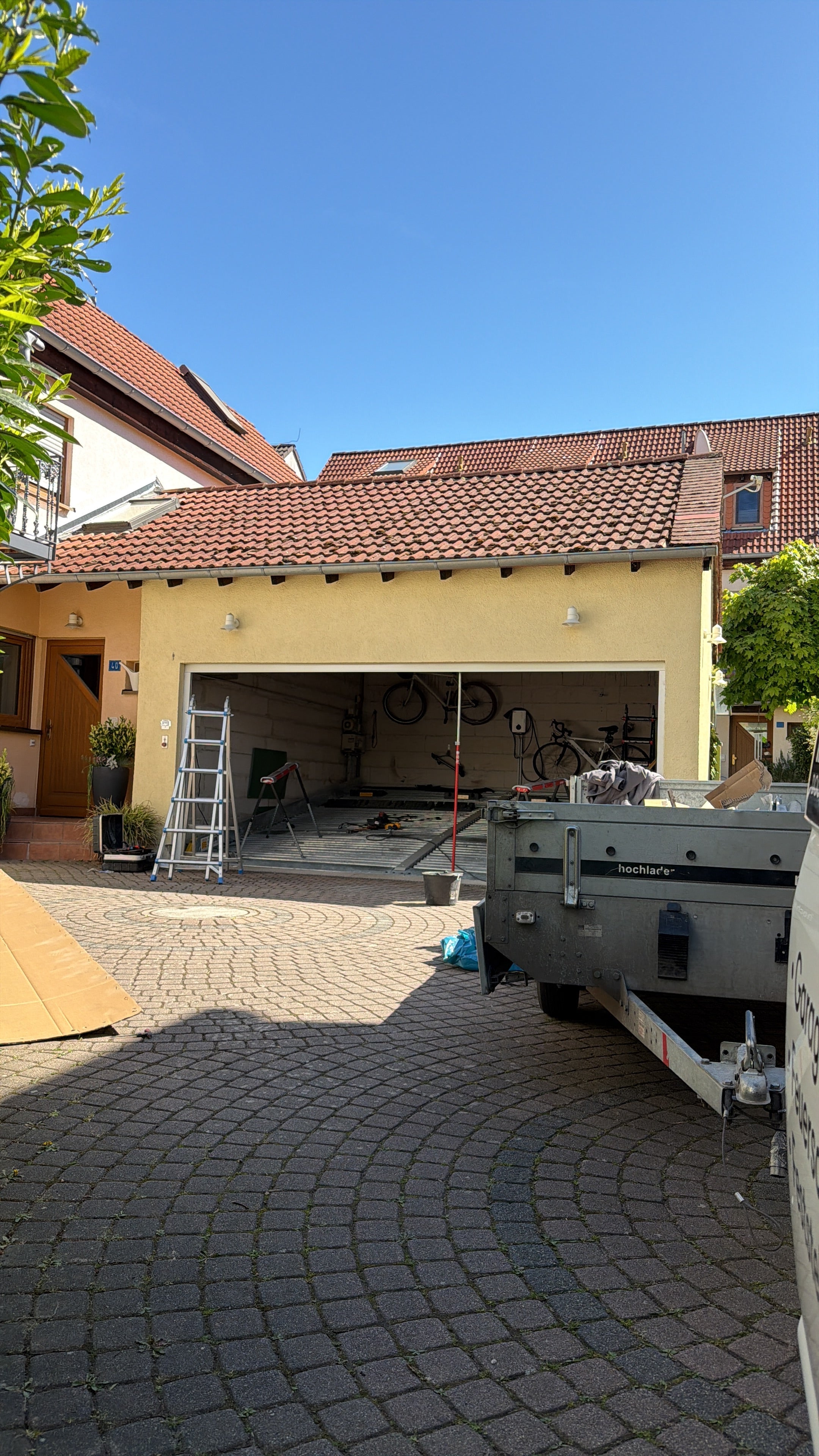 Sektionaltor mit sichtbarer Torsionsfeder, Drahtseil, Federwelle und Laufrollen zur Diagnose bei schwer laufendem Garagentor von Tormeister24.