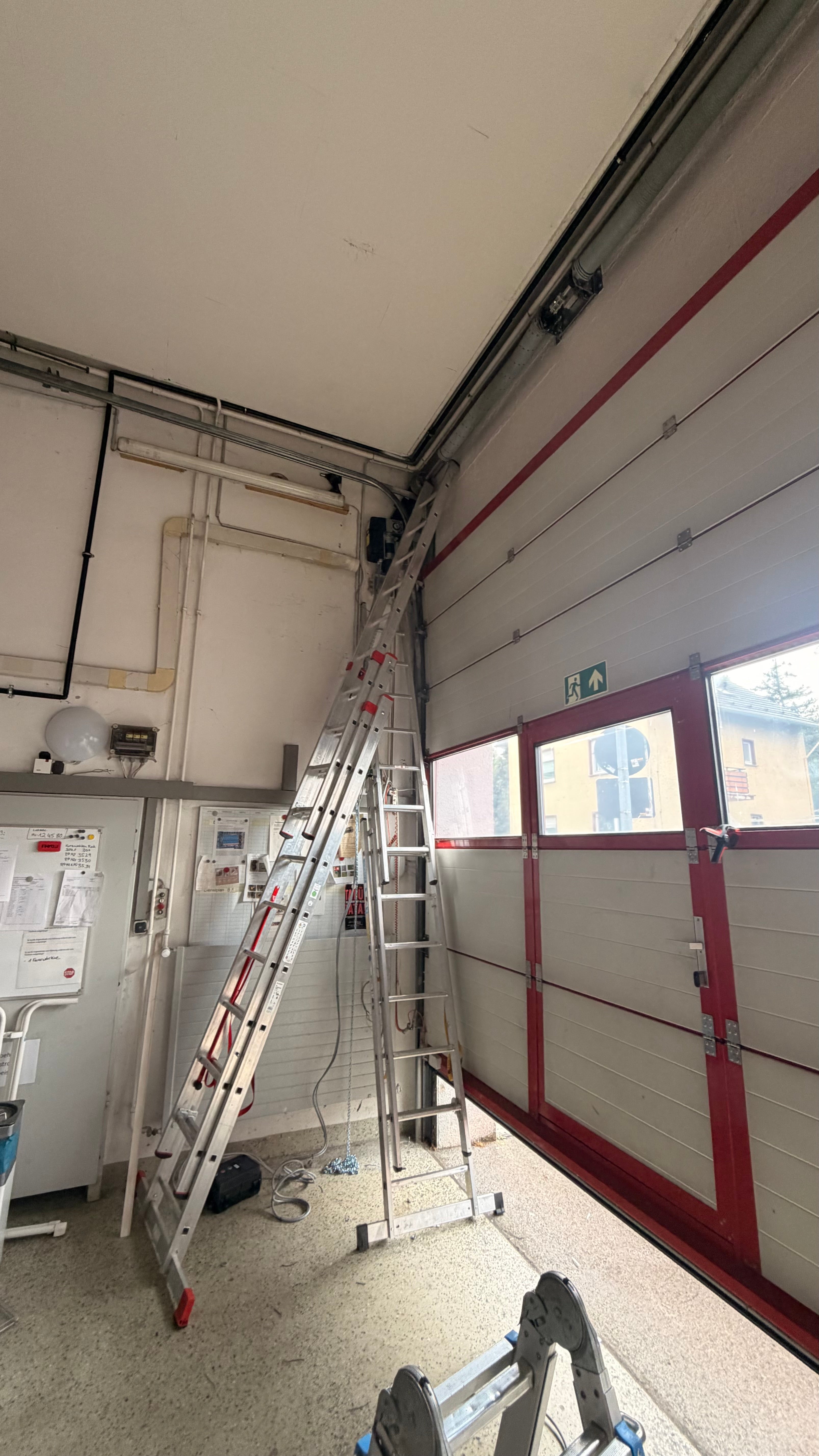 Industrie-Sektionaltor mit modernem Marantec-Industrietorantrieb, CS 320 Steuerung, Lichtschranke und Schließkantensicherung von Tormeister24.