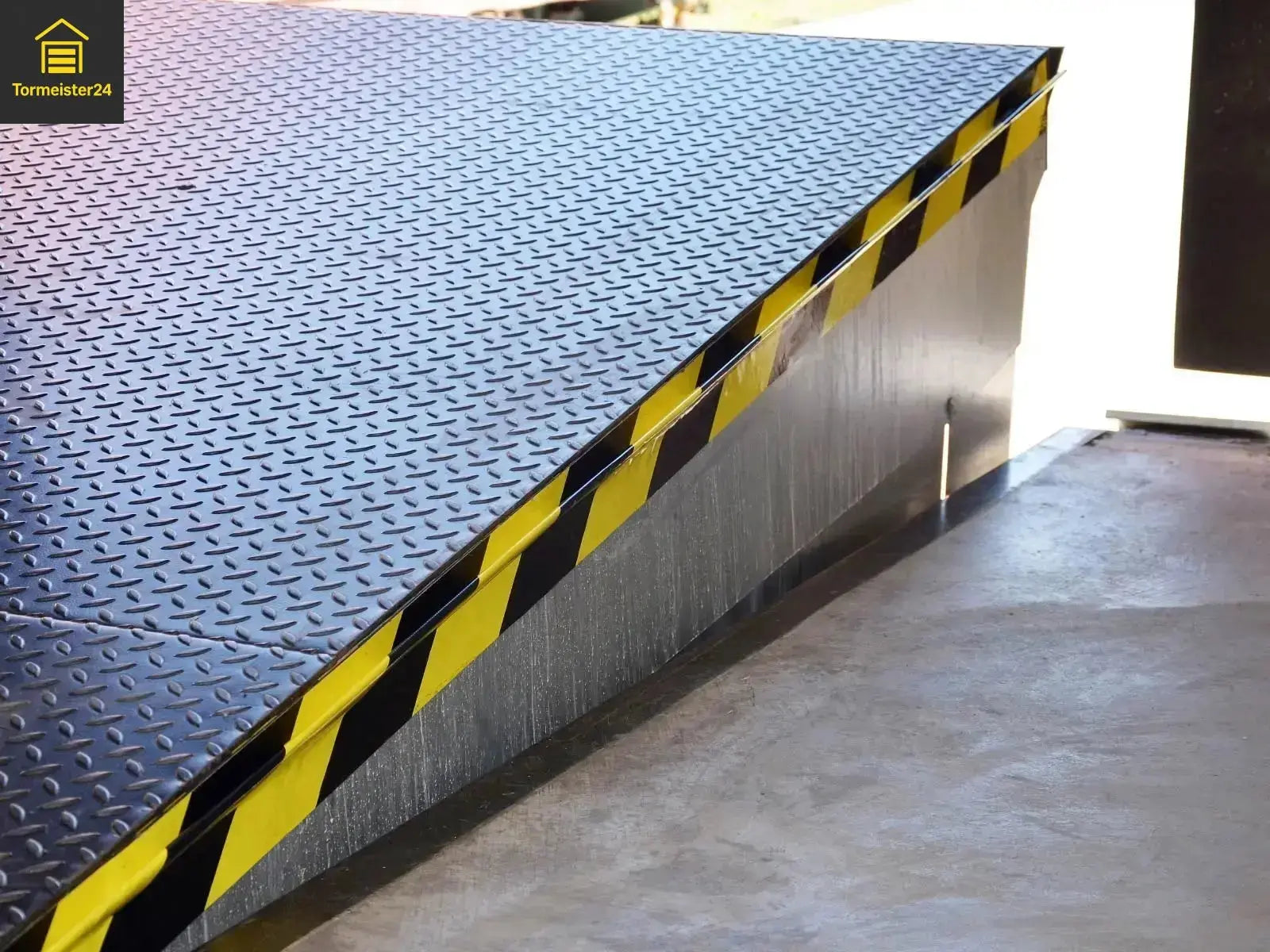 MagSeal DoorMag Spaltabdichtung an einem Industrietor als Schutz gegen Zugluft, Staub, Feuchtigkeit und Nagetiere in Lagerhalle oder Werkstatt.