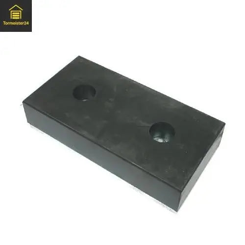 Anfahrpuffer 500 x 250 x 140 mm mit Montageplatte an einer Laderampe als Rammschutz für Überladebrücke und Verladezone