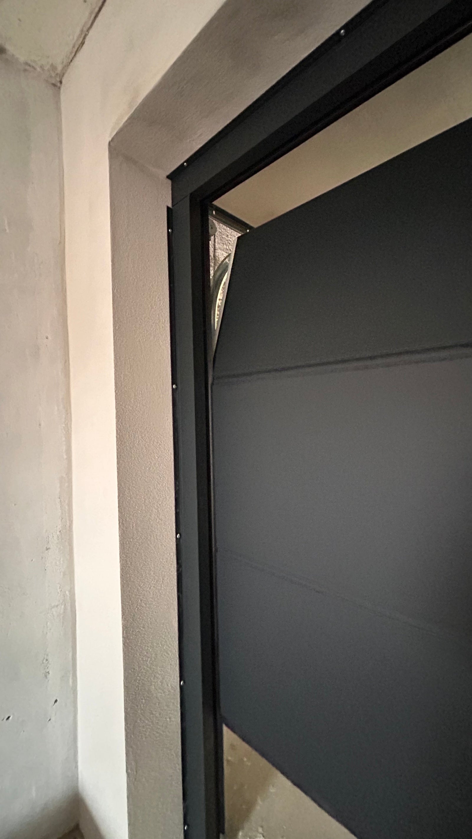 Garagentor steht ungewollt offen – Diagnose von Handsender, Wandtaster und Funkempfänger am Garagentorantrieb