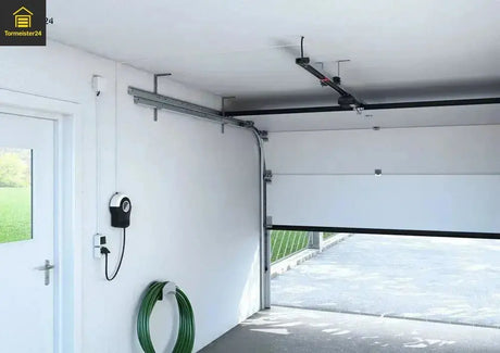 Handsender für Garagentor mit LED-Anzeige vor Garagentor – typische Situation bei Funkproblemen, Reichweitenproblemen oder notwendigem Neuanlernen