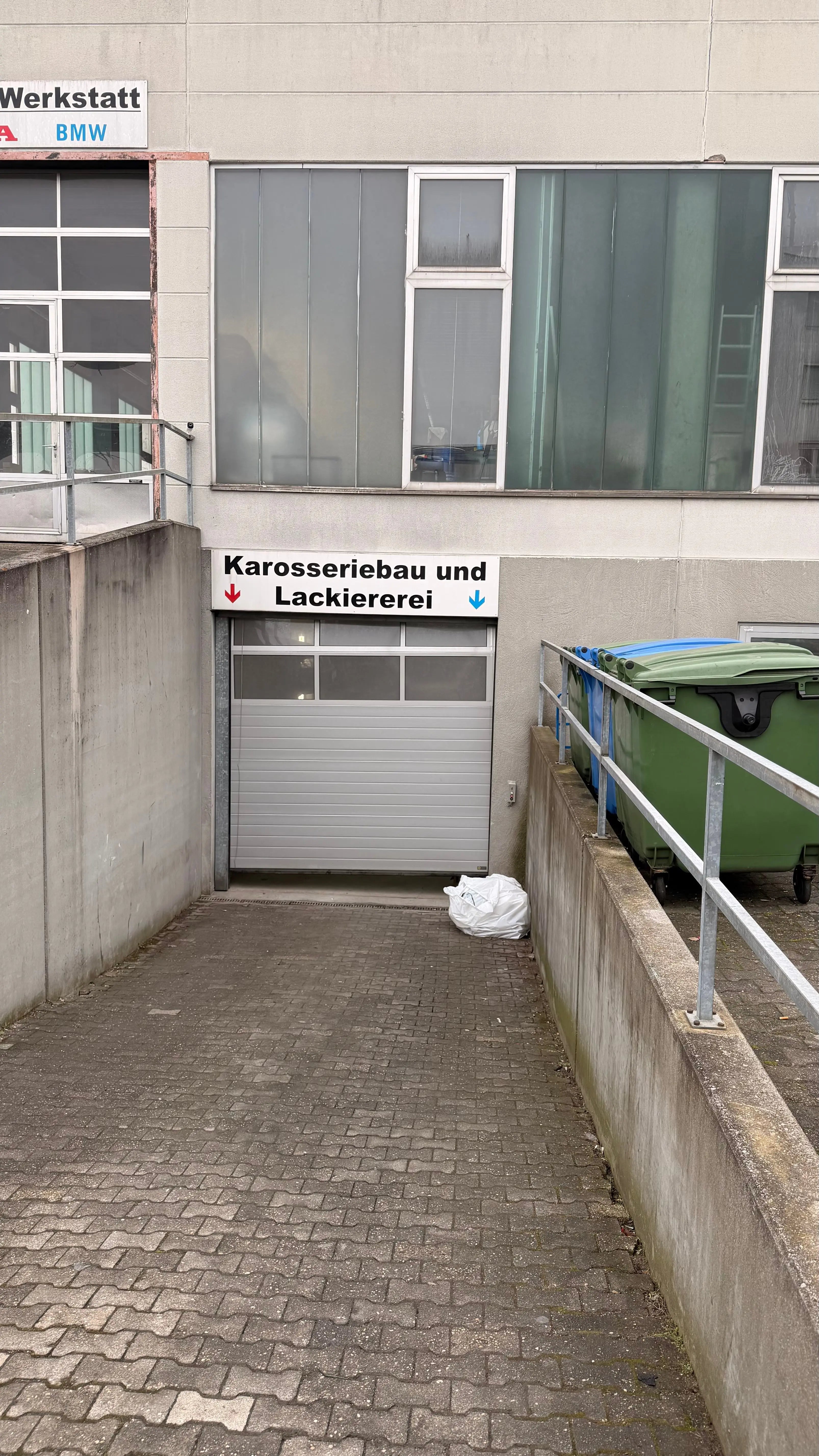 Sektionaltor hängt auf einer Seite tiefer – Sichtprüfung von Laufrolle, Rollenhalter und Bodenkonsole am Garagentor