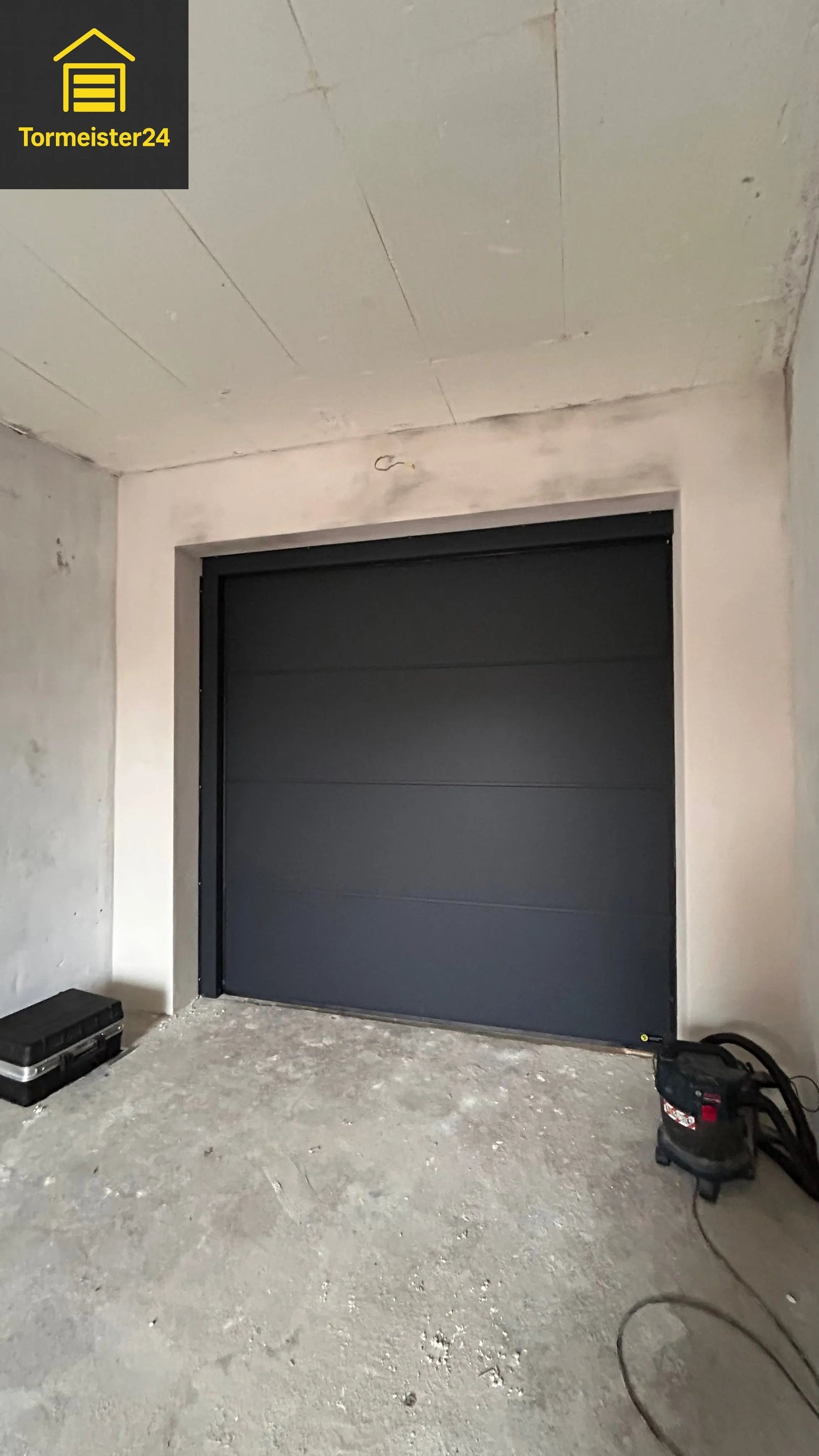 Monteur von Schweighöfer Tortechnik montiert ein neues Sektional-Garagentor