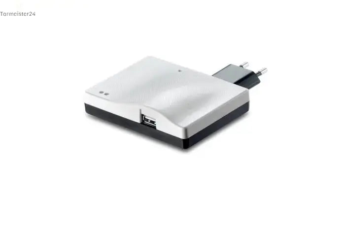 Smartphone steuert ein modernes Garagentor per App mit Smart-Home-Gateway, Statusanzeige und Lichtschranke von Tormeister24.