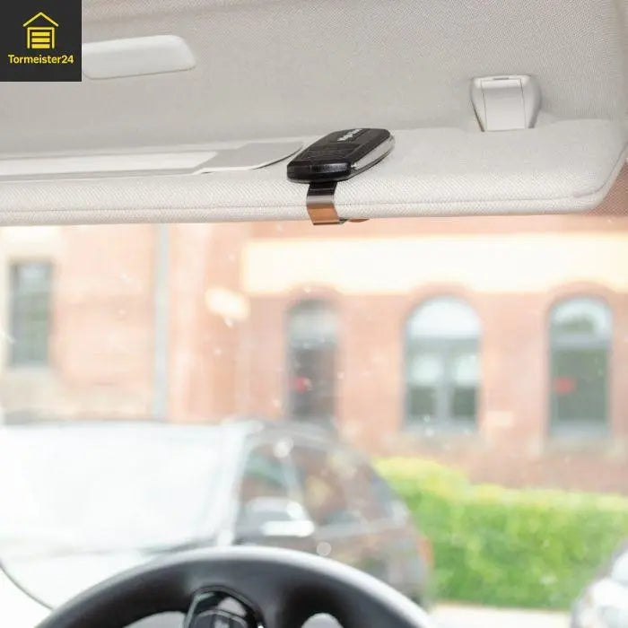 Handsender zur Torsteuerung auf Sonnenblende