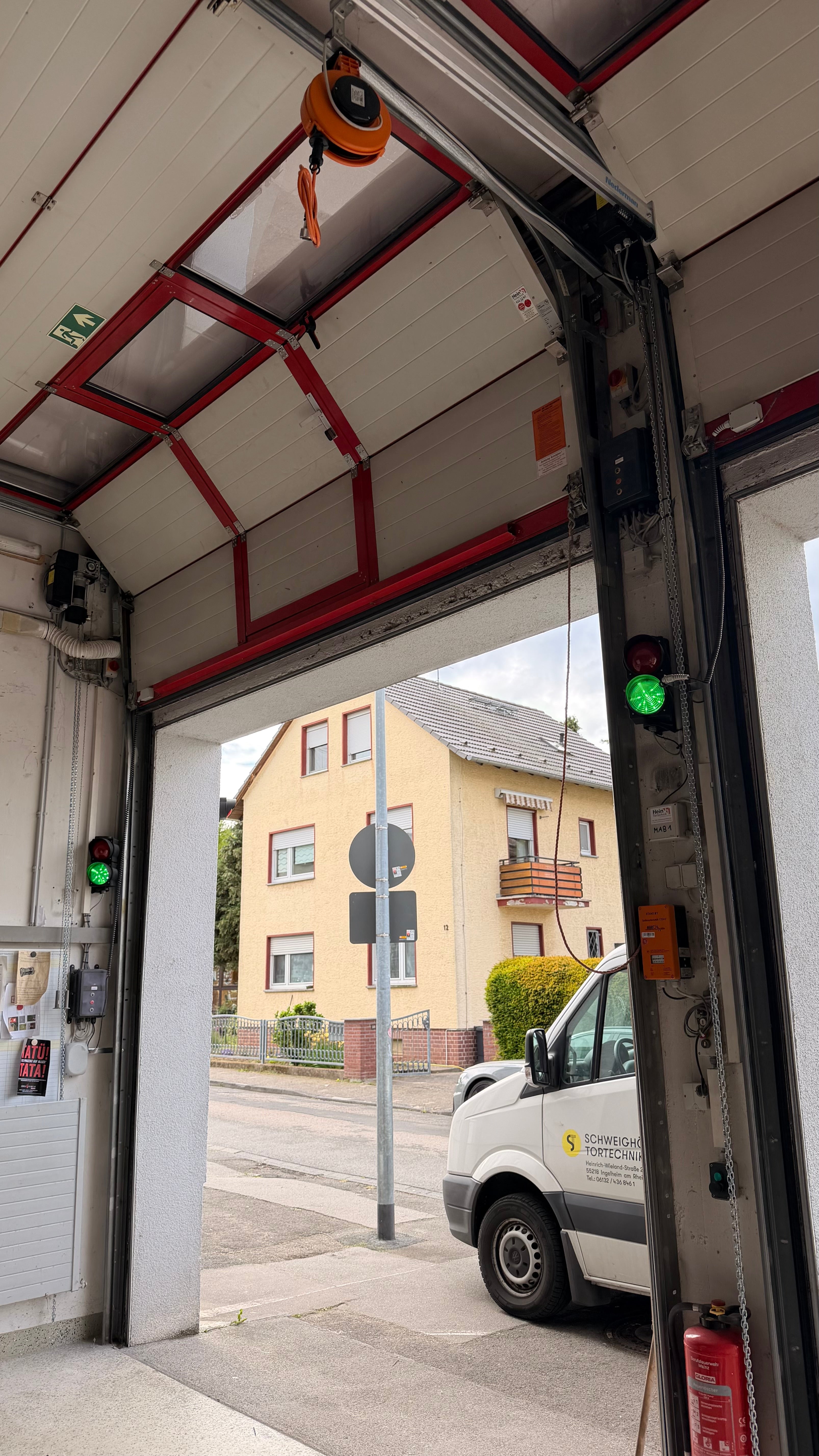 Sicherheitseinrichtungen an kraftbetätigtem Industrietor mit Lichtschranke, Lichtgitter und Schließkantensicherung