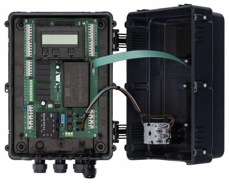 Marantec RS 301 K und RS 301 K + CS320 im Vergleich als Klappkeil-Steuerungen für Überladebrücken an einer industriellen Laderampe