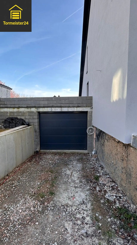 Modernes Garagentor mit glatter Oberfläche in Anthrazitgrau bei Einfamilienhaus