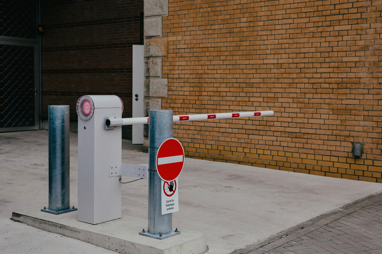 Parkschranke mit Schrankenbaum, Fundamentplatte, Lichtschranke und LED-Zubehör zur sicheren Zufahrtskontrolle für Firmenparkplatz, Wohnanlage und Betriebsgelände bei Tormeister24.