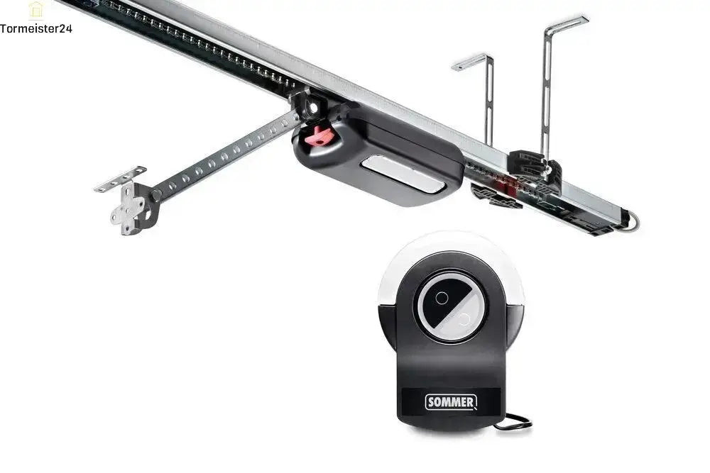 Garagentor mit montiertem Deckenantrieb und Handsender in einer privaten Garage