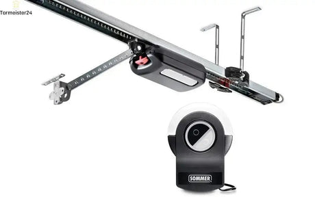 Garagentor mit montiertem Deckenantrieb und Handsender in einer privaten Garage