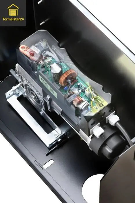 Schiebetorantrieb an einem schweren Einfahrtstor mit Zahnstange und Lichtschranke zur sicheren automatischen Toröffnung.