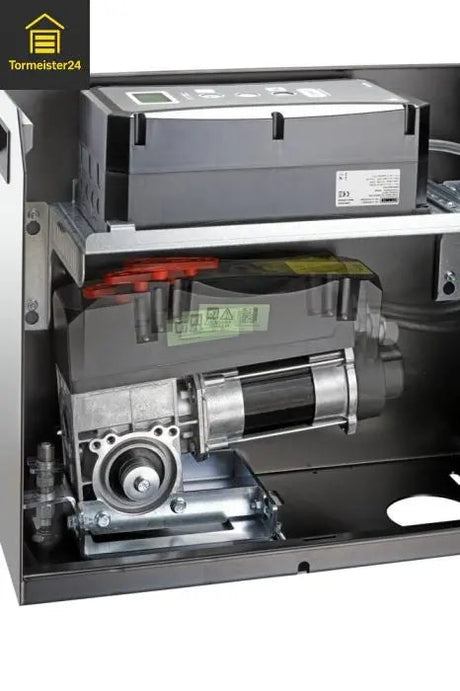 Schiebetor an einer Hofeinfahrt mit ruckelndem Lauf, sichtbarer Zahnstange und moderner Nachrüstung aus Antrieb, Lichtschranke und Funktechnik für zuverlässigen Betrieb.