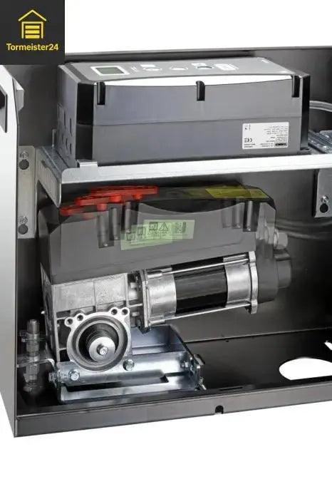 Elektrischer Schiebetorantrieb an einer Hofeinfahrt mit Zahnstange, Lichtschranke und Handsender zur komfortablen Automatisierung eines Schiebetors.