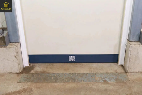 Stahltür mit montierter Spaltabdichtung für verbesserten Wärmeschutz