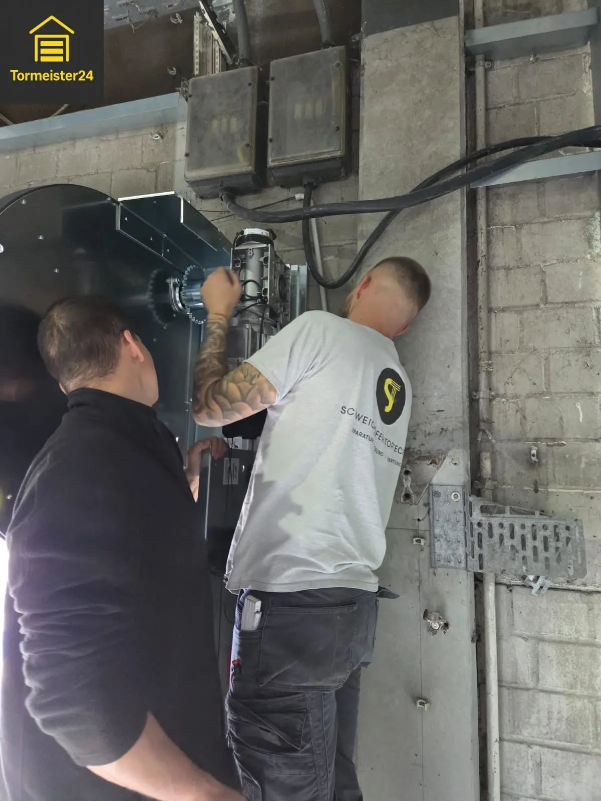 Tormeister 24 Fachberater führt Wartung und Funktionsprüfung durch