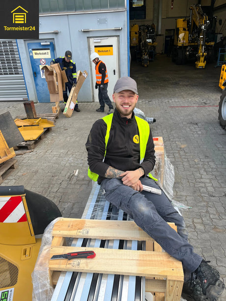 Team von Tormeister 24 vor einem fertig installierten Tor