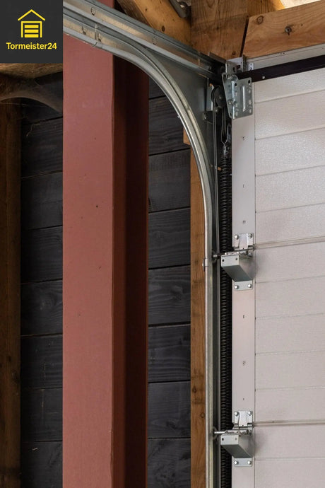 Darstellung eines Garagentors mit eingebauter Zugfedertechnik für leichten Lauf