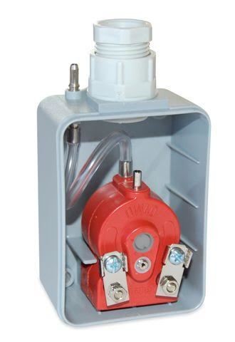 DW-Schalter komplett mit grauem Gehäuse für Torabsicherung

Druckwellenschalter mit Gehäuse für automatische Tore

Auswerteeinheit für Druckwellensystem mit Schutzgehäuse

DW-Schalter grau für Sektional- und Industrietore