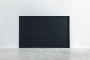 Garagentor Design-Line Nero RAL 9005 – tiefschwarze Oberfläche mit moderner Struktur.