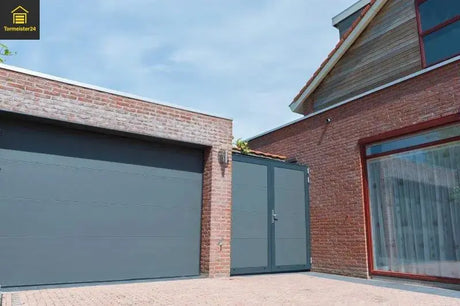 Außenansicht Garagentor mit L-Sicke und RAL 7016 Anthrazitgrau 