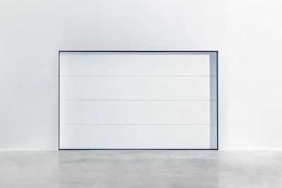 Garagentor SATIN Plano in RAL 9016 – glatt, weiß, modern und strukturfrei.