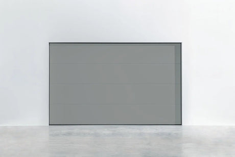 SATIN Plano Garagentor RAL 9006 Weißaluminium – glatt, stilvoll & wetterfest.