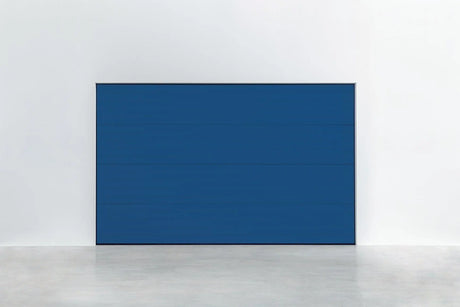 Garagentor Stucco Colore Enzianblau – strukturierte Außenfläche in kräftigem RAL 5010