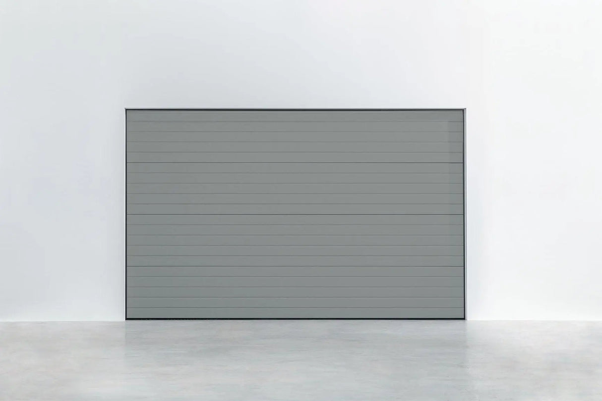 Sektionaltor Stucco Colore RAL 9006 Weißaluminium mit Garagentorantrieb - Hochwertiges Garagentor - Tormeister24Sektionaltor Stucco Colore RAL 9006 Weißaluminium mit Garagentorantrieb - Hochwertiges Garagentor